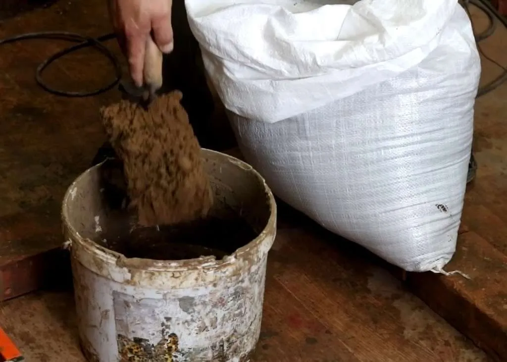 Глину высыпают в ведро Глину высыпают в ведро