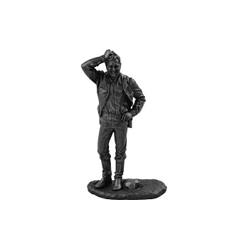 Скульптура Шукшин у камня